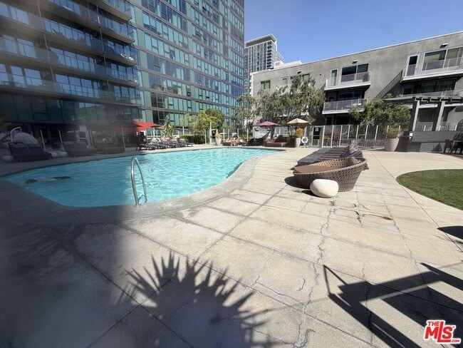 Building Photo - 901 Flower St