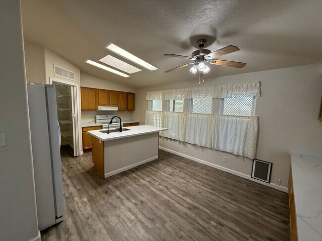 Building Photo - Move In Ready - Spacious Manufactured Home in Foothills!