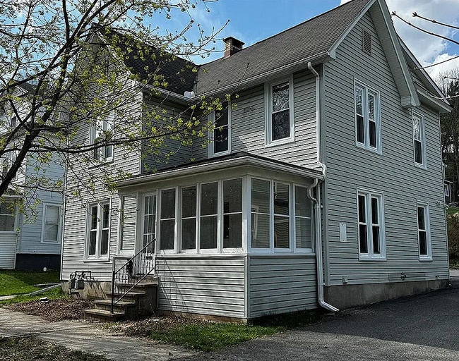 Building Photo - 23 1/2 Cedar St