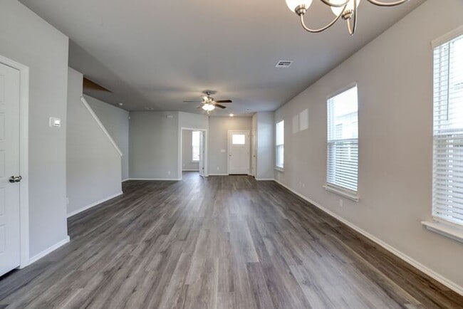 Building Photo - New Luxury 4/2.5 Townhome Close to Downtow...