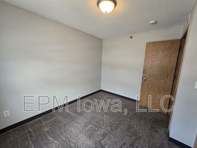 Building Photo - 60 Miller Ave SW