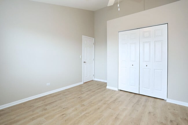 Building Photo - 573 W Parkside Dr