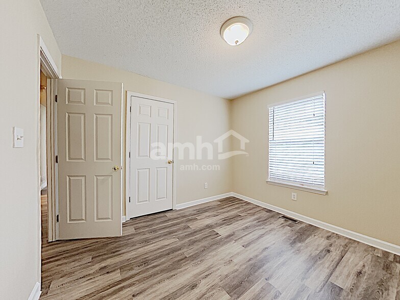 Building Photo - 7745 Poppy Dr