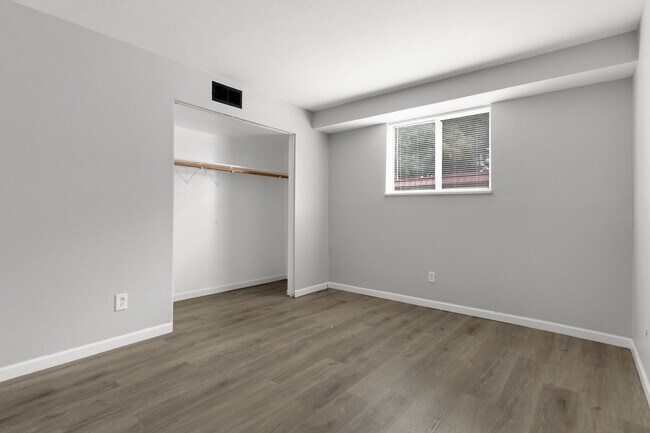 Building Photo - 2BR SFR • Stainless Appliances • Resort Amenities in Denver