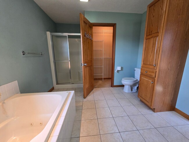 Building Photo - Beautiful 4 bedroom home in Normal!