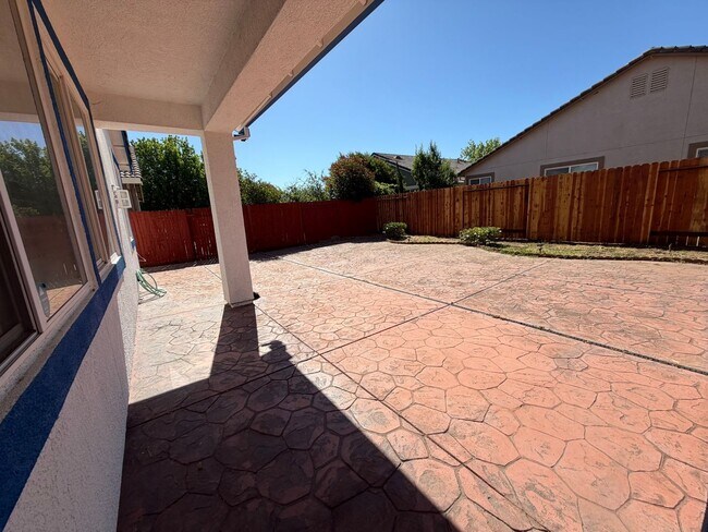 Building Photo - AVAILABLE NOW! LEASE TODAY! 4 Bedroom 3 Bath Elk Grove Home with Bonus Room!