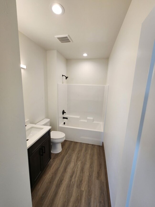 Building Photo - K215LI