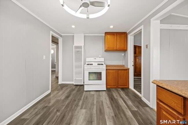 Building Photo - 62 Edgewood Rd