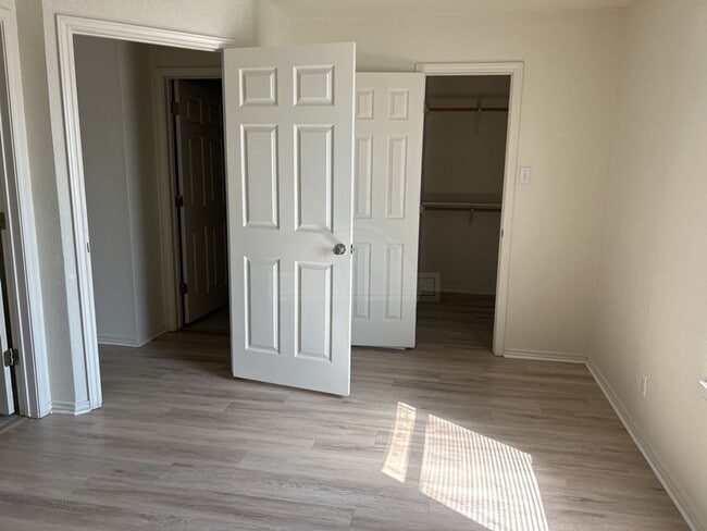 Building Photo - 902 McDaniel Cir