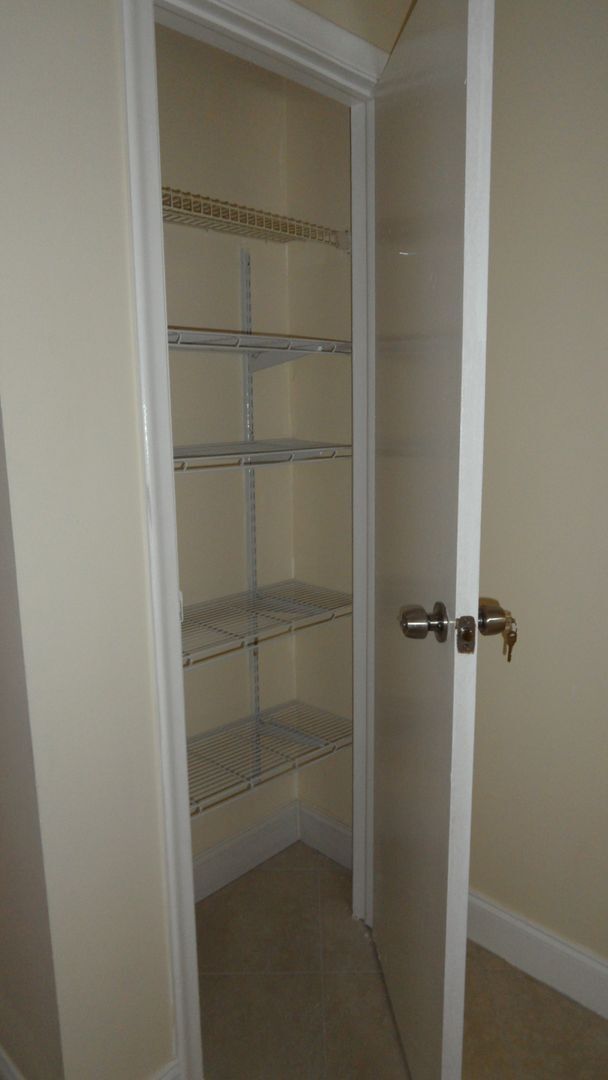 Building Photo - 3BED/2BATH house with Large fenced backyard and split floorplan!