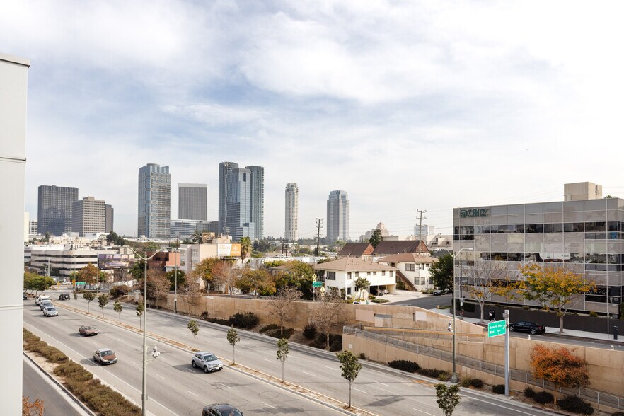 Building Photo - 10473 Santa Monica Blvd