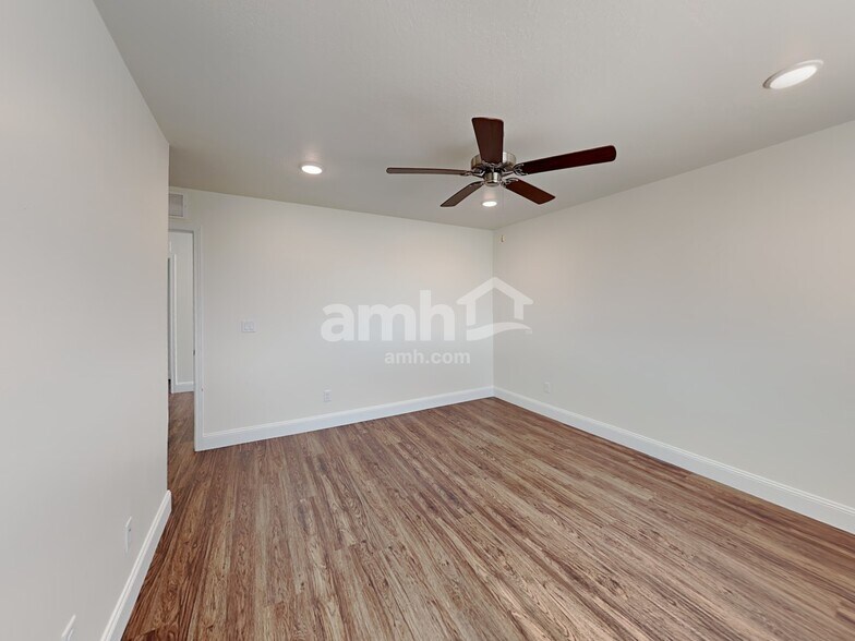 Building Photo - 3354 Fields Ave