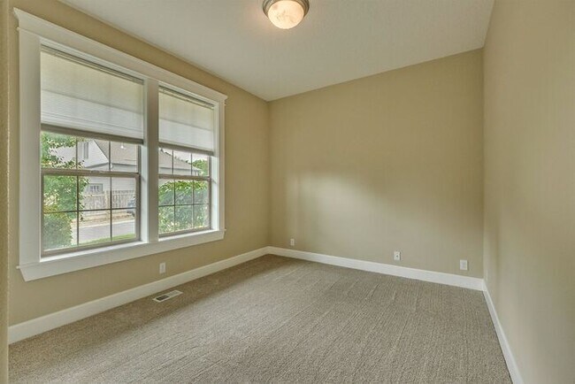Building Photo - Move In Ready One Level Vaulted Ceiling Home Close to Pacific University!