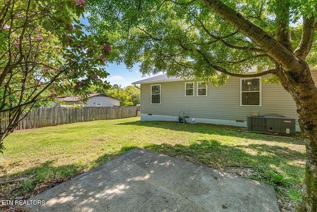 Building Photo - 5917 W Pine Ln