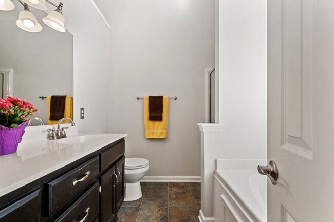 Building Photo - Sought after Williamson County Home 3/2 wi...