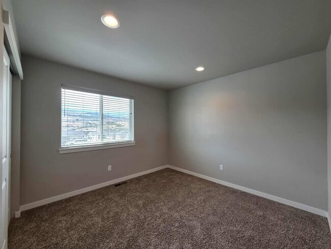 Building Photo - Amazing Brand New Home with 3 Bedrooms & 2...