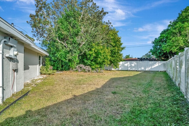 Building Photo - 2529 Croton Ave