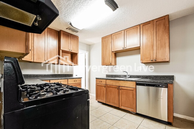 Building Photo - 600 S Center St