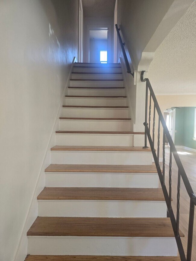 Building Photo - 4 bd 2 ba
