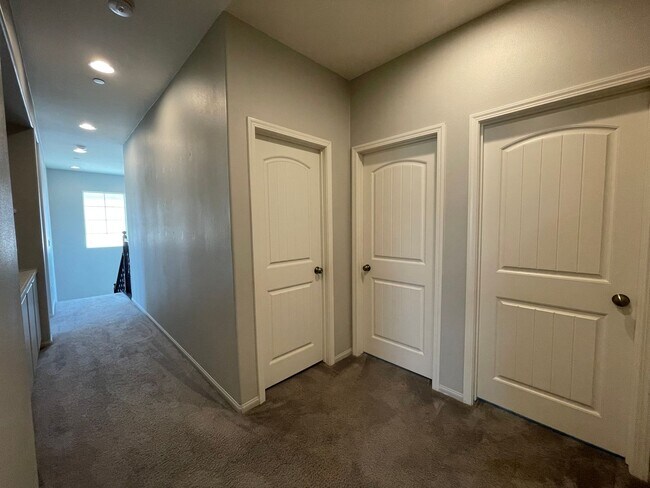Building Photo - Spacious Chula Vista Home | 2 Car Garage | Pools, Gym & Tennis Courts