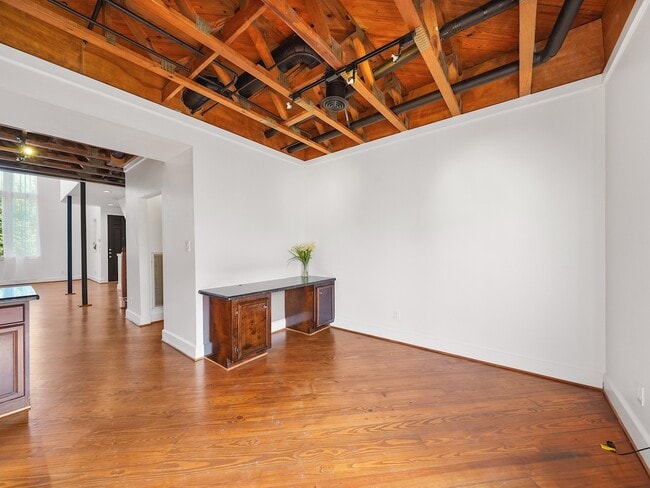 Building Photo - 907 Hartman St