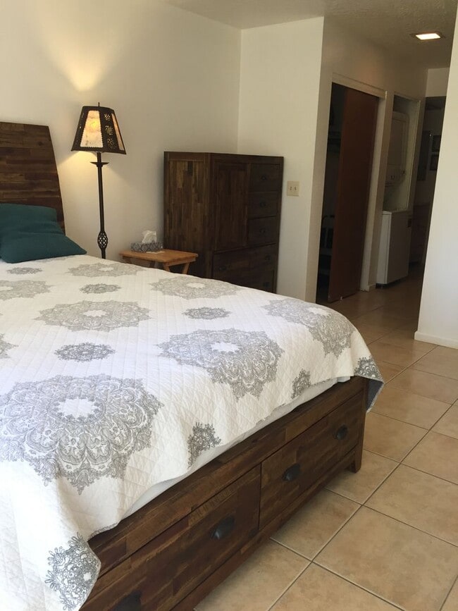 Building Photo - Fully Furnished Condo in Oak Creek Village
