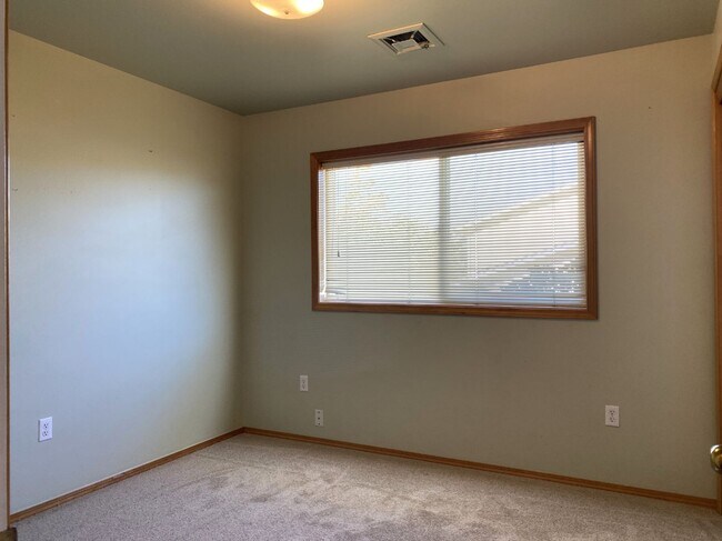 Building Photo - Single-Level Simplicity