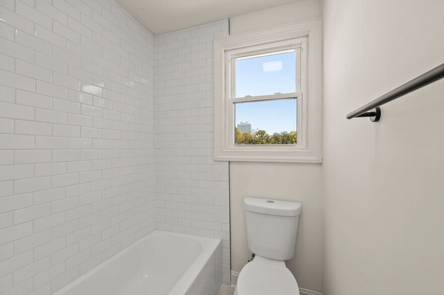 Building Photo - 209 N Spring St