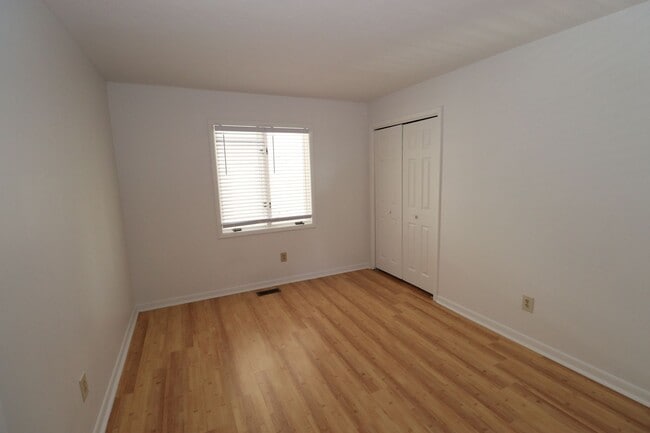 Building Photo - Beautiful Home on Cul-de-Sac with Large Fenced in Backyard