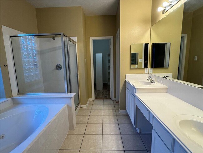 Building Photo - 3335 Southdown Dr
