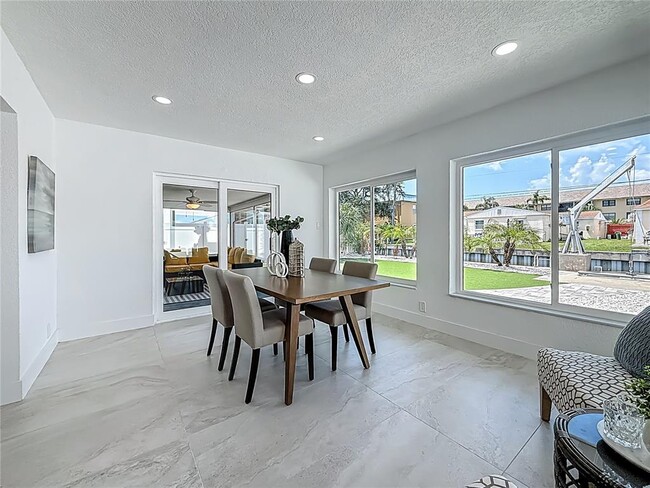 Building Photo - 572 Baywood Dr N