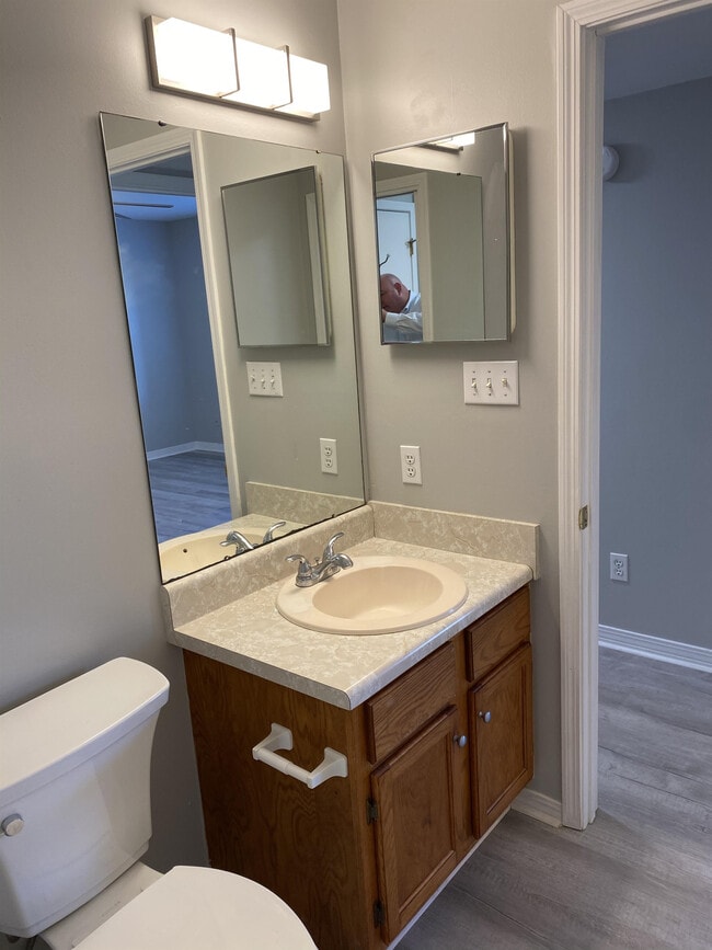 Building Photo - 200 Autumn Dr