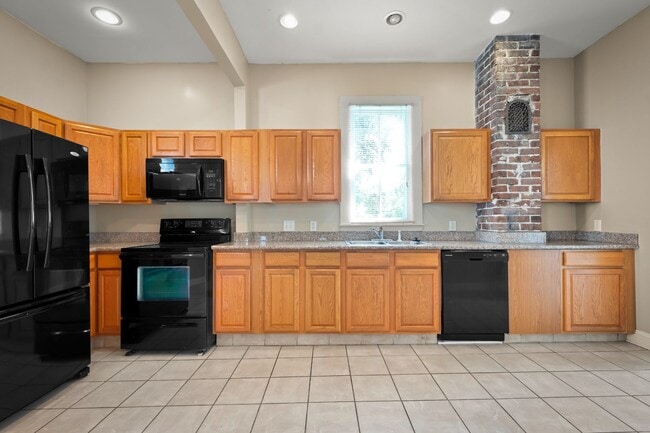 Building Photo - Charming 4 Bedroom 3 Bathroom Historical H...