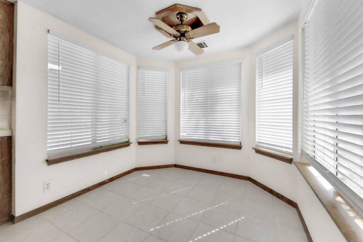 Building Photo - 2503 Brentwood Dr