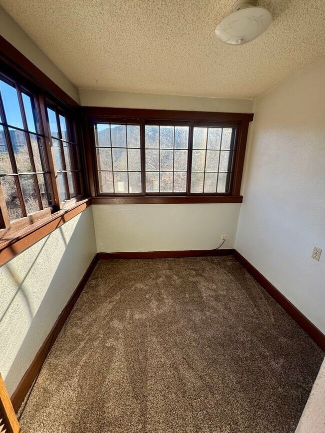 Building Photo - Cave Ave