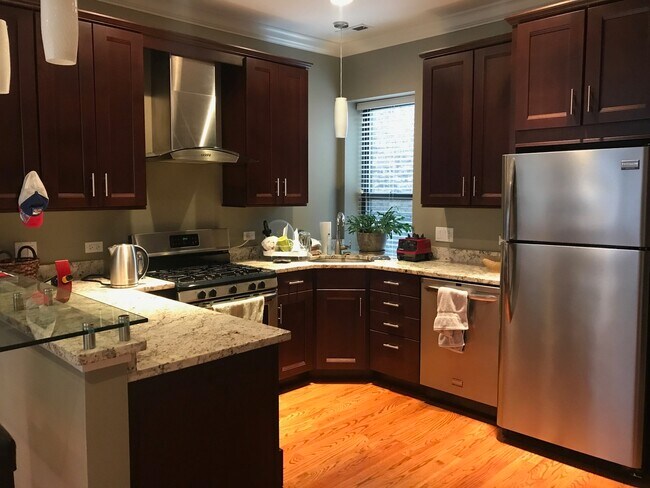 Building Photo - 2430 N Geneva Terrace