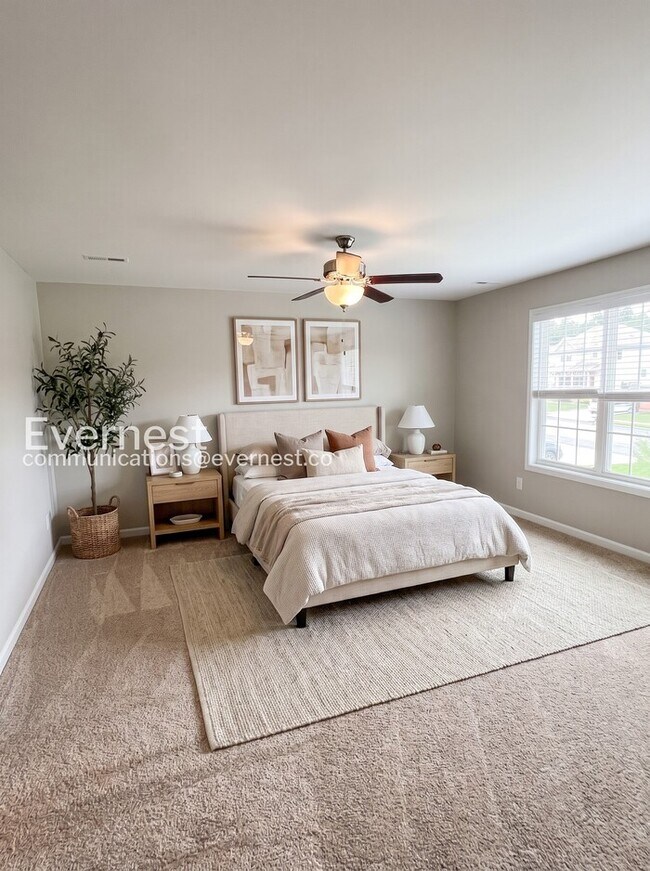Building Photo - Charming Modern Home / 5 beds 3.5 baths / Garage attached / Fenced-Yard / Available now!