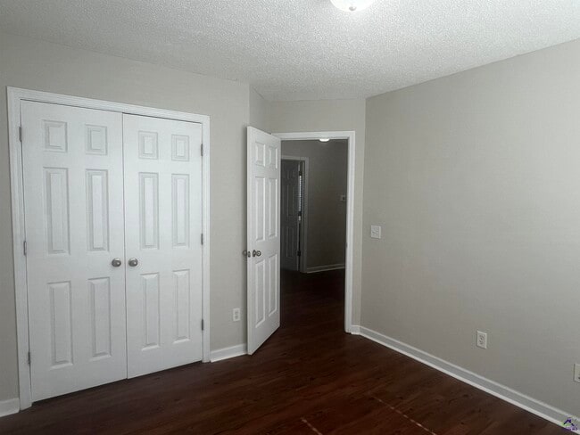 Building Photo - 401 Timberwind Dr