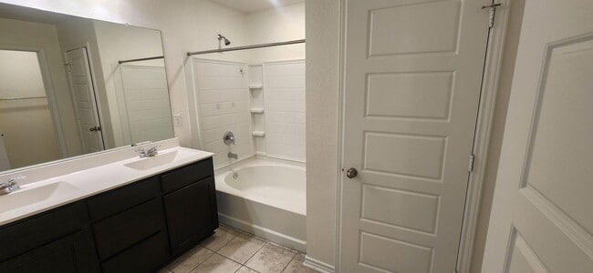 Building Photo - 5-Bedroom 3-Bathroom Home Walking distance to USAA and just mins from Medical Center and UTSA