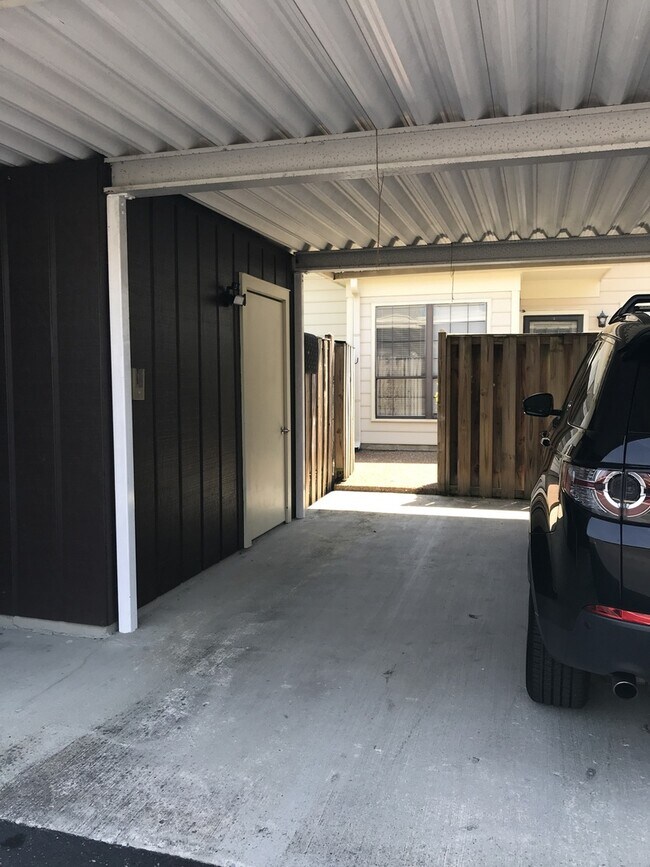 Building Photo - Bellevue Townhome 4 bedrooms 3 full baths