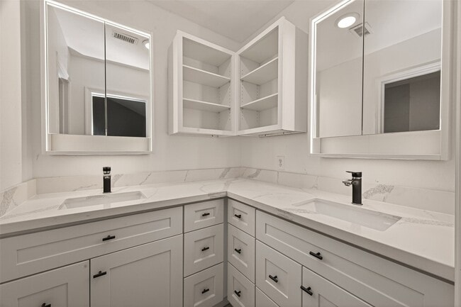 Building Photo - 9118 Wilcrest Dr