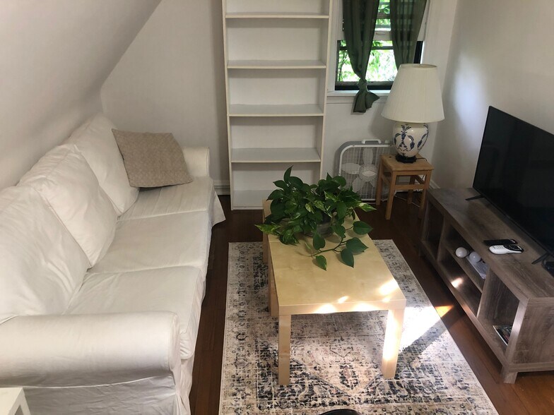 Building Photo - 2879 Ludlow Rd