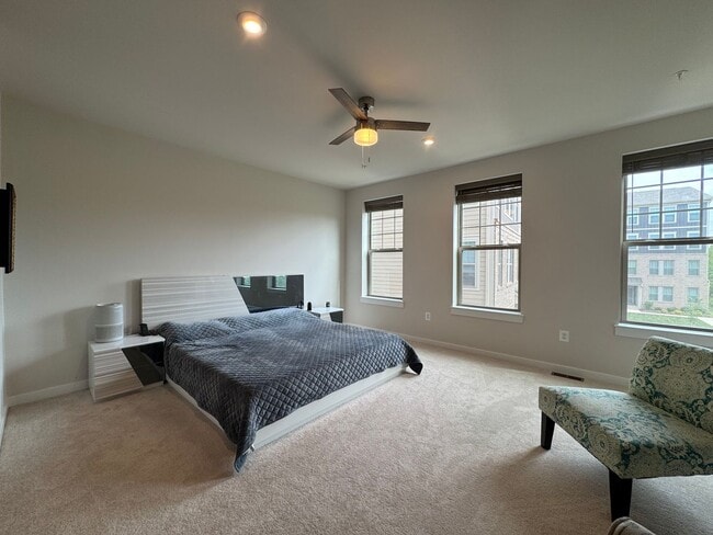 Building Photo - Stunning 2 Bed 2 Bath Interior Townhome In...