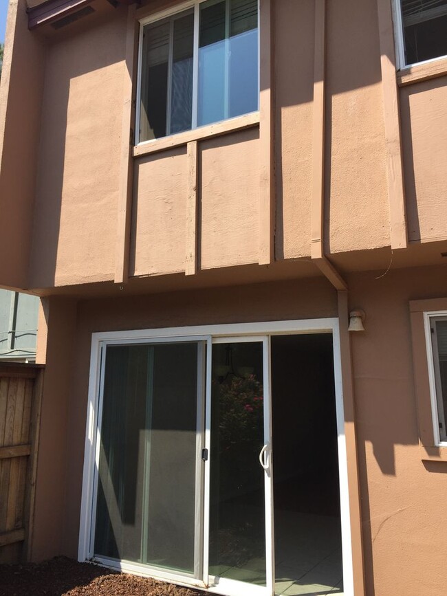 Building Photo - 3 Bedroom 1.5 bath in Covell Commons HOA i...