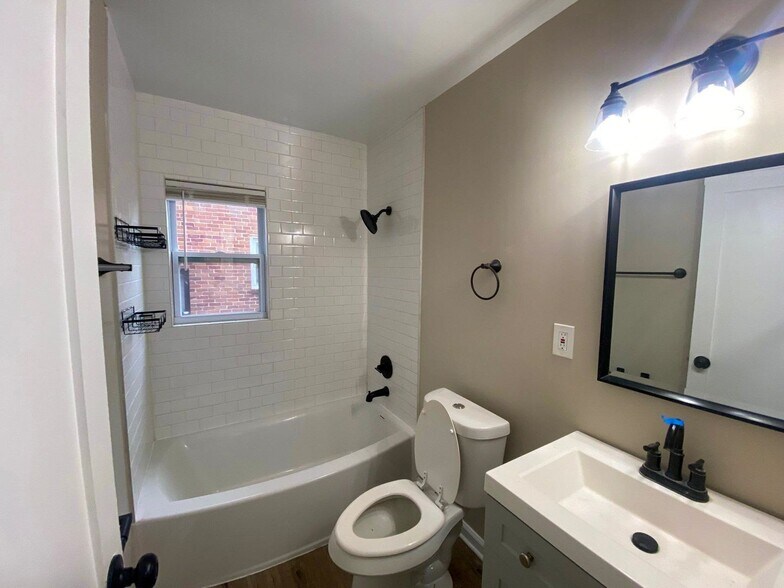 Building Photo - This beautifully updated 3-bedroom, 1-bath single-family home is ready for move-in!