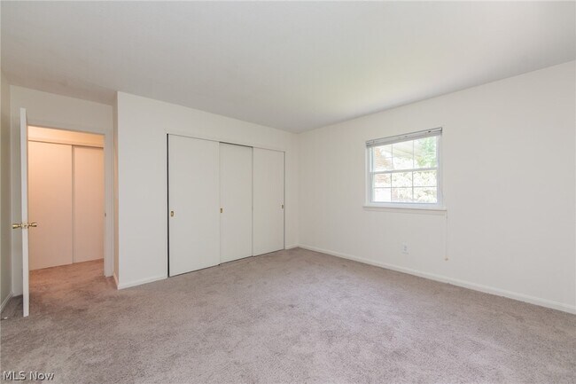 Building Photo - 7020 Carriage Hill Dr