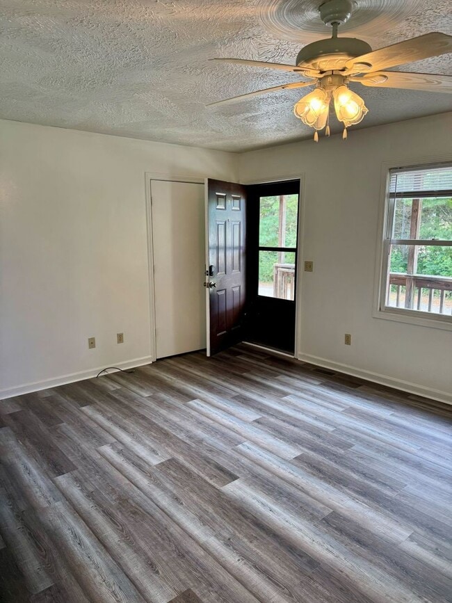 Building Photo - Newly Remodeled Duplex in Blacksburg