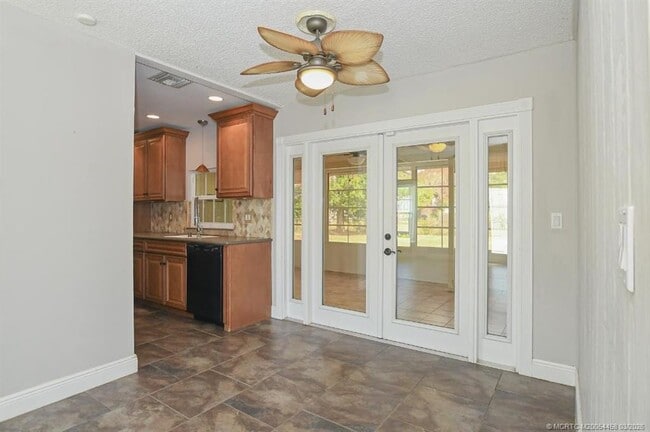 Building Photo - 1365 SW Gastador Ave