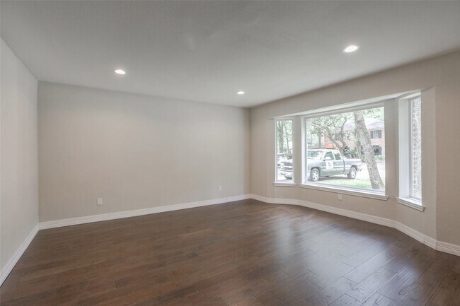 Building Photo - 730 Bison Dr