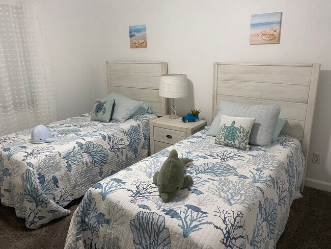 Building Photo - Sunset Lakes